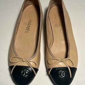 CHANEL Two-Tone Beige and Black Flats